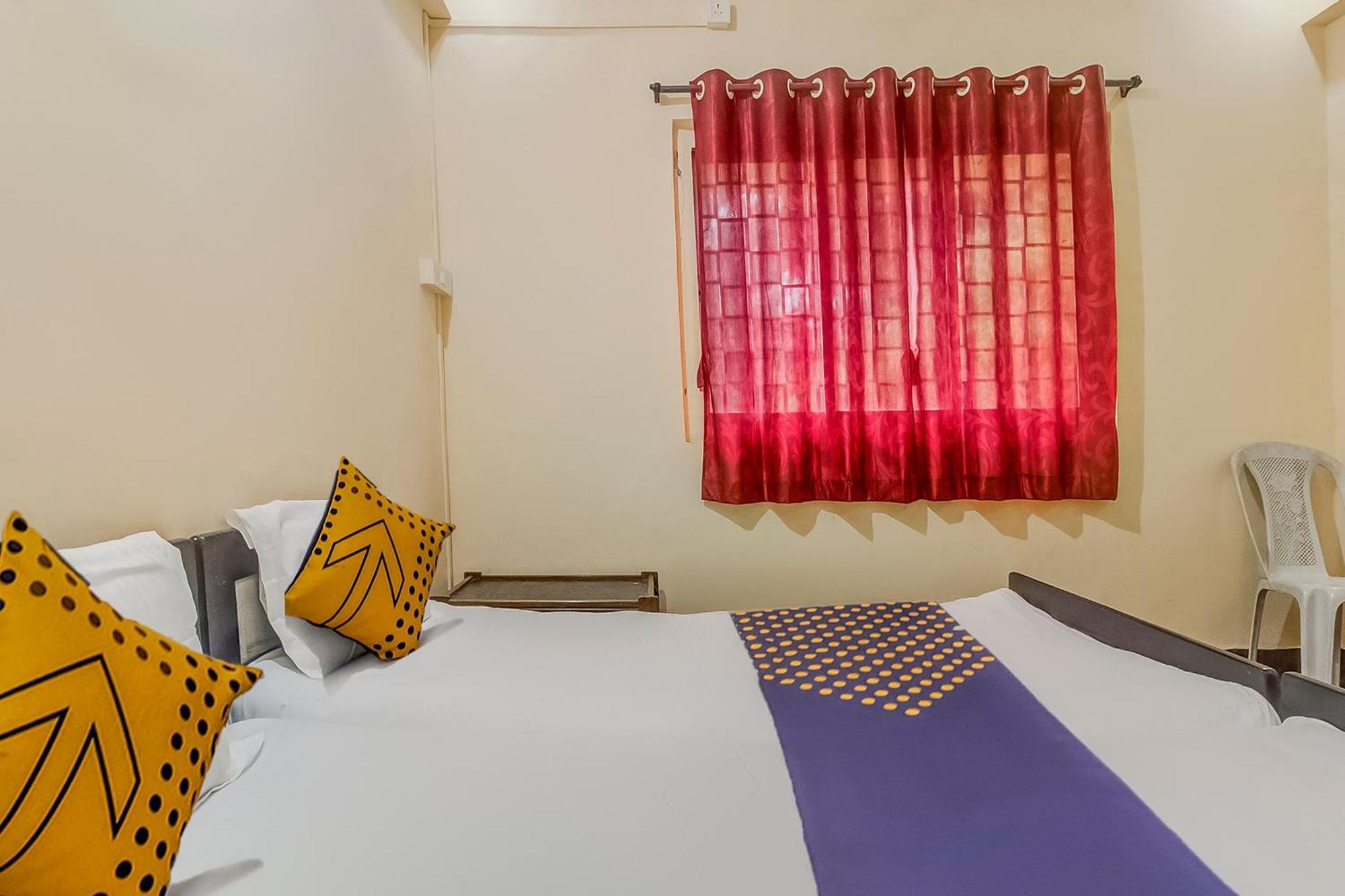 สปอต ออน 45283 นิว อุษากาล ลอดจิ้ง แอนด์ บอร์ดดิ้ง Hotel Nirmal  ภายนอก รูปภาพ