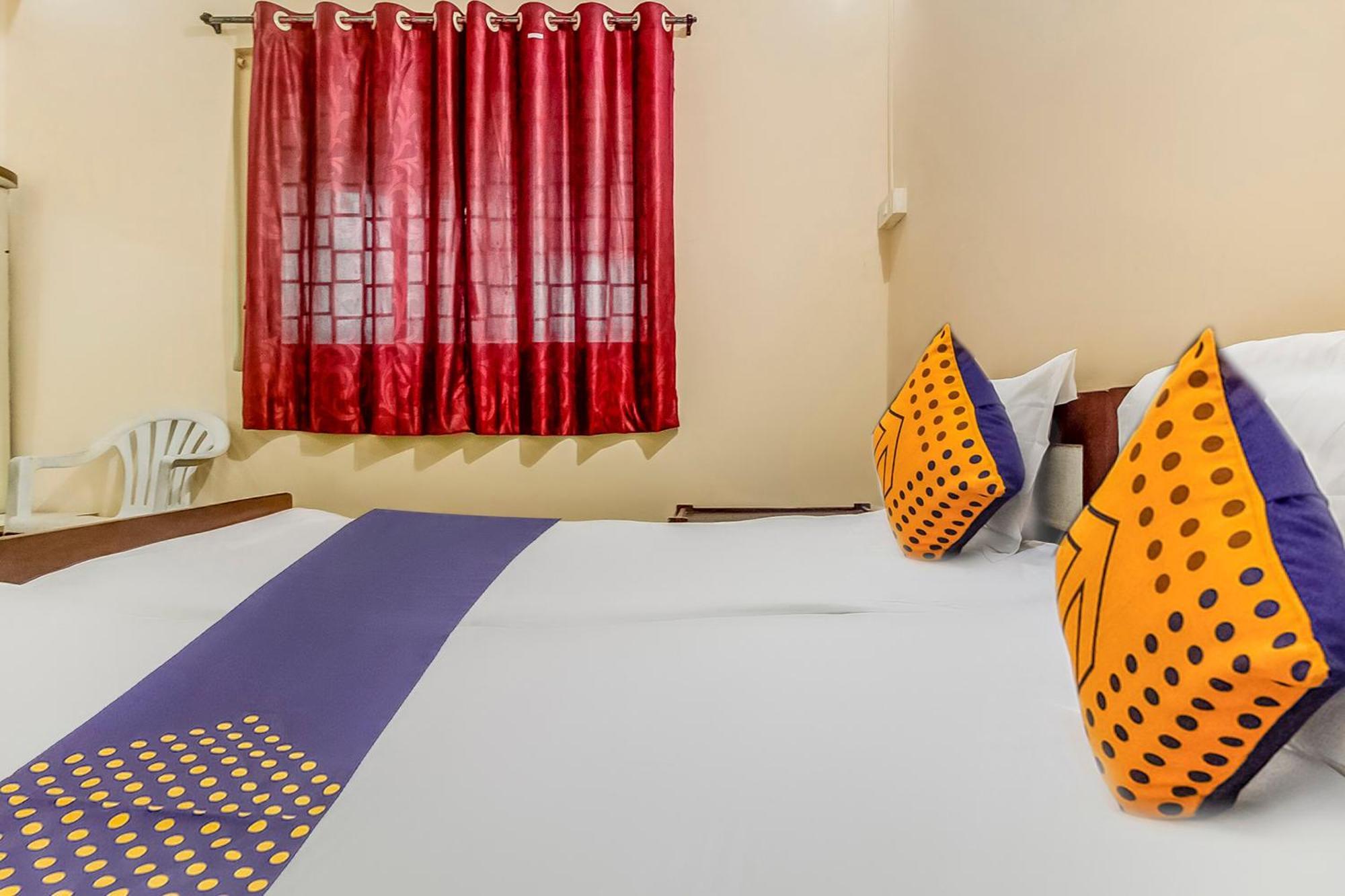 สปอต ออน 45283 นิว อุษากาล ลอดจิ้ง แอนด์ บอร์ดดิ้ง Hotel Nirmal  ภายนอก รูปภาพ