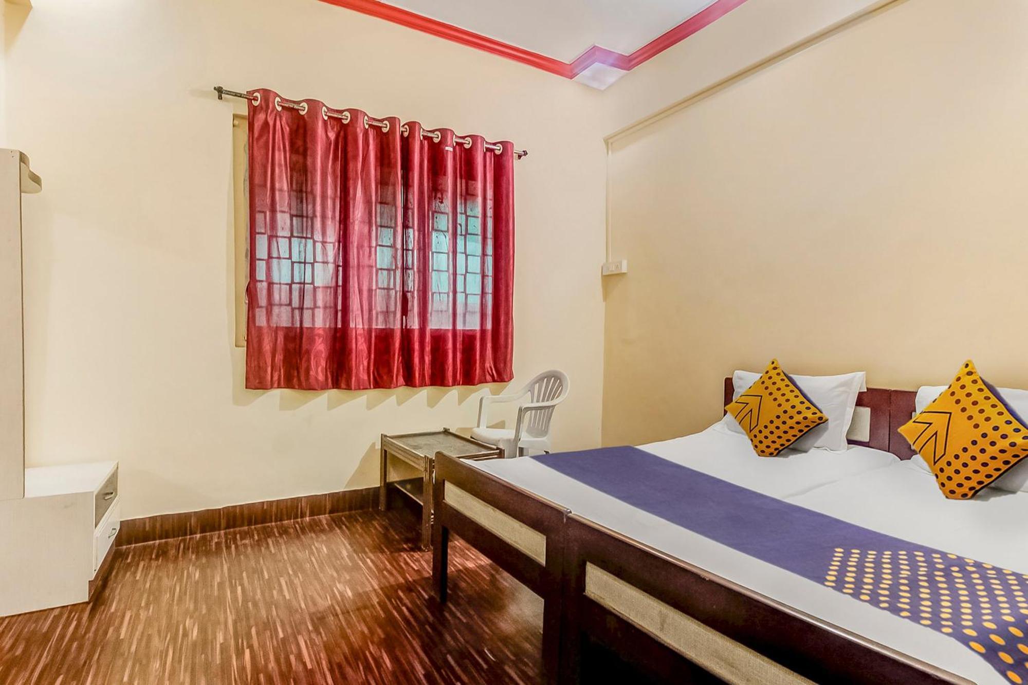สปอต ออน 45283 นิว อุษากาล ลอดจิ้ง แอนด์ บอร์ดดิ้ง Hotel Nirmal  ภายนอก รูปภาพ