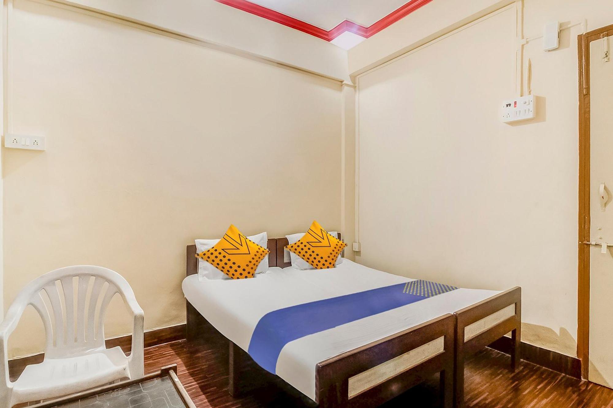 สปอต ออน 45283 นิว อุษากาล ลอดจิ้ง แอนด์ บอร์ดดิ้ง Hotel Nirmal  ภายนอก รูปภาพ