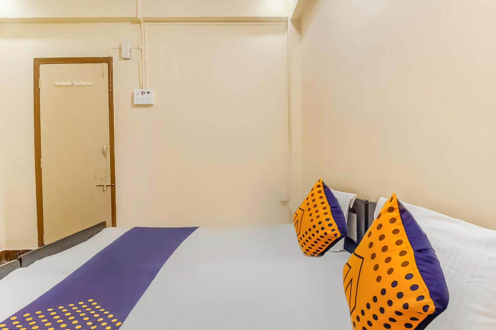 สปอต ออน 45283 นิว อุษากาล ลอดจิ้ง แอนด์ บอร์ดดิ้ง Hotel Nirmal  ภายนอก รูปภาพ