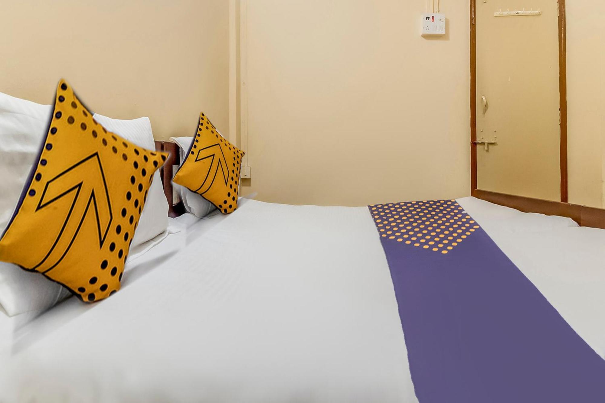 สปอต ออน 45283 นิว อุษากาล ลอดจิ้ง แอนด์ บอร์ดดิ้ง Hotel Nirmal  ภายนอก รูปภาพ