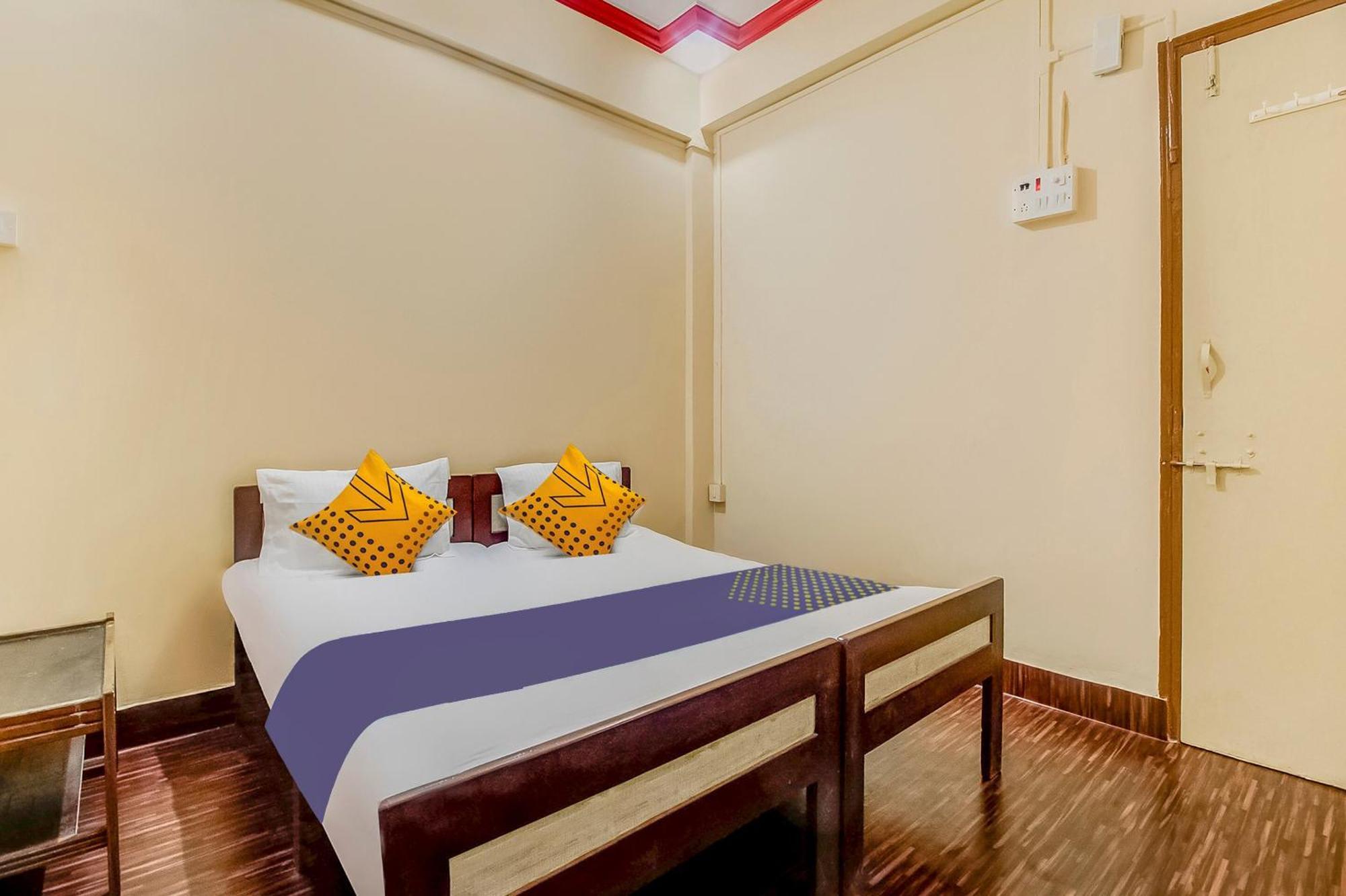 สปอต ออน 45283 นิว อุษากาล ลอดจิ้ง แอนด์ บอร์ดดิ้ง Hotel Nirmal  ภายนอก รูปภาพ